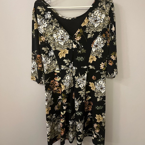 Open back Chrysanthemum patterned dress - Picture 3 of 3